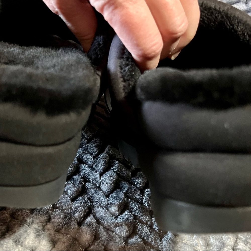 UGG Black and White Puffer Slides Size Woman’s 7. - Picture 8 of 10